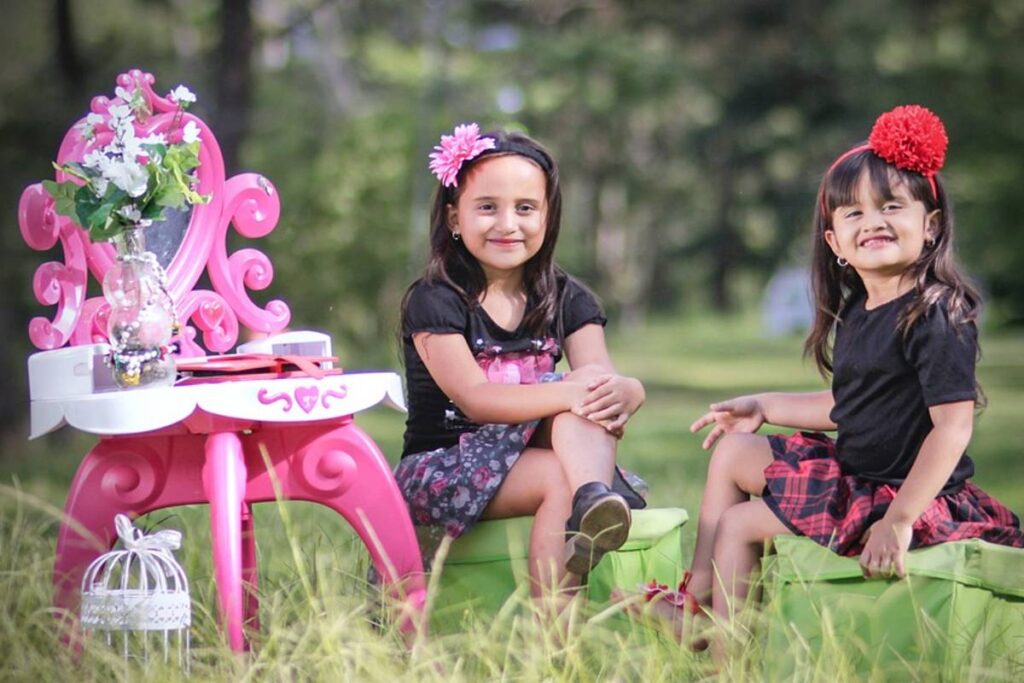 Imagem mostra duas crianças nas piadas do Darta