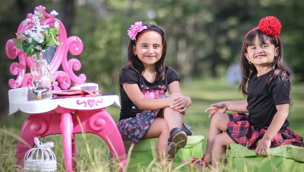 Imagem mostra duas crianças nas piadas do Darta