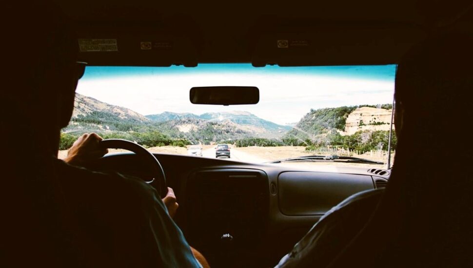 Imagem mostra marido e mulher viagando após uma briga de casal