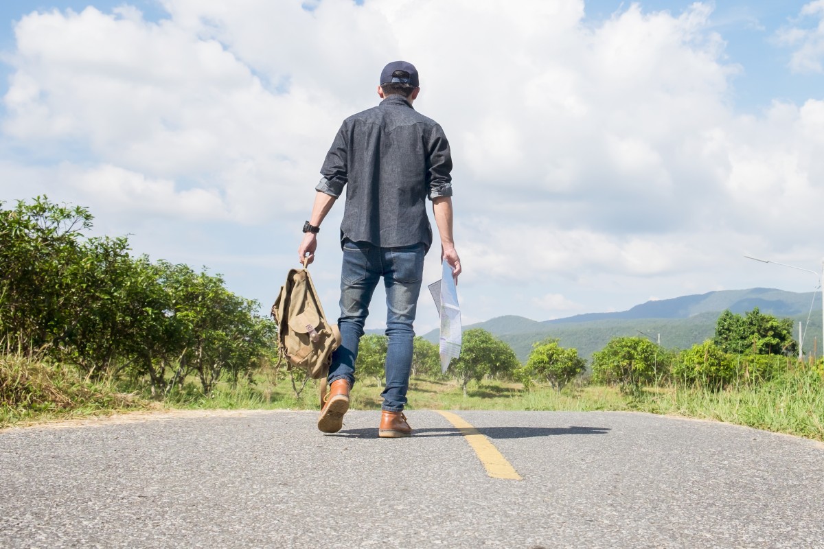 Viajante intriga com suas habilidades especiais. O que ele faz?