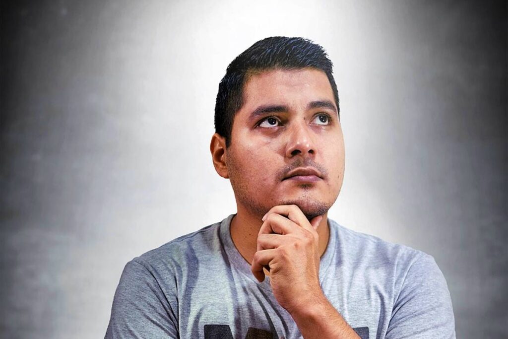 Imagem mostra um rapaz em dúvida