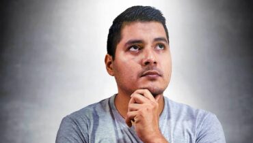 Imagem mostra um rapaz em dúvida