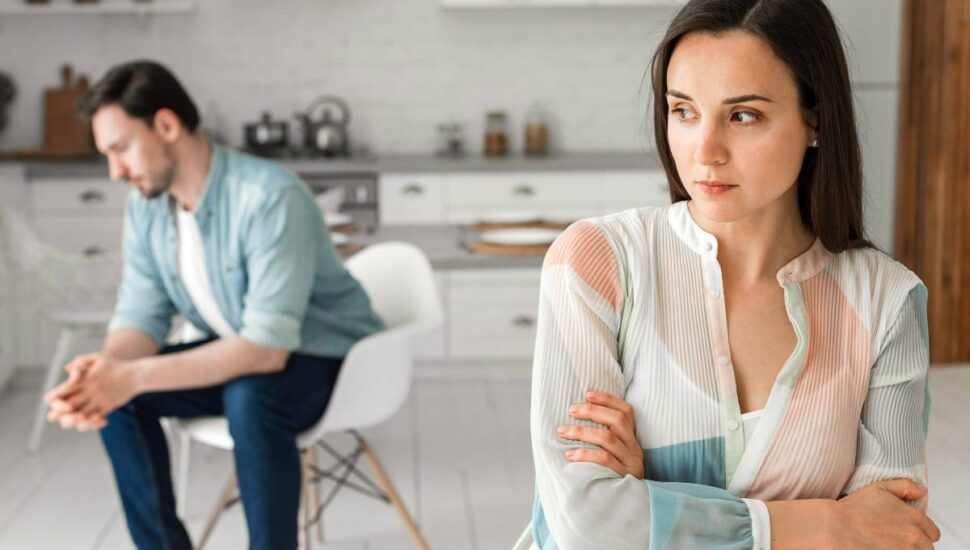 Imagem mostra um homem e uma mulher em uma cozinha. Eles estão com cara de choro.
