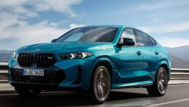 Imagem mostra uma BMW X6 azul