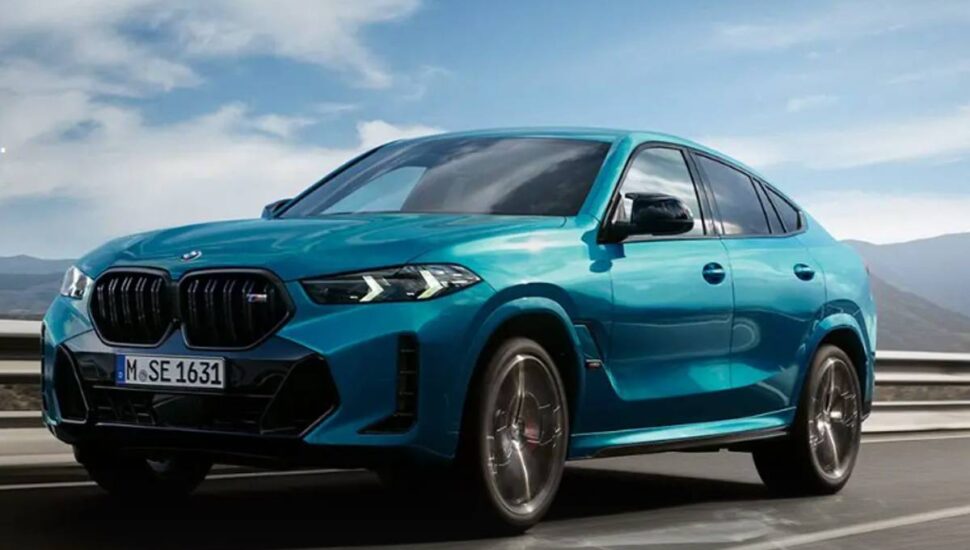 Imagem mostra uma BMW X6 azul