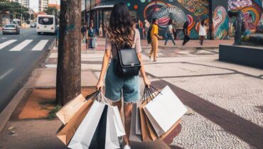 Imagem mostra uma mulher fazendo compras em uma cidade grande