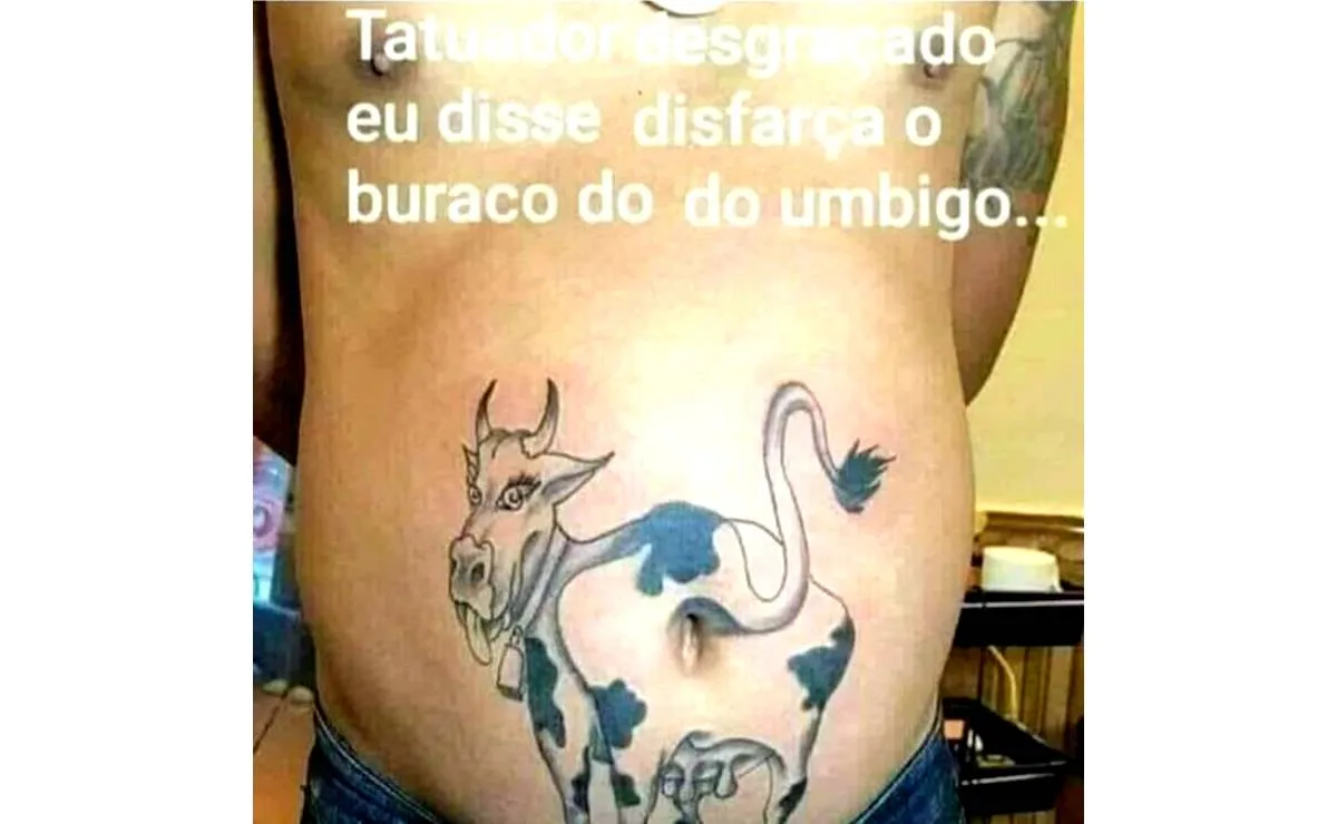 Imagem mostra um homem com uma tatuagem de vaca na barriga. O umbigo ficou o ânus da vaca.