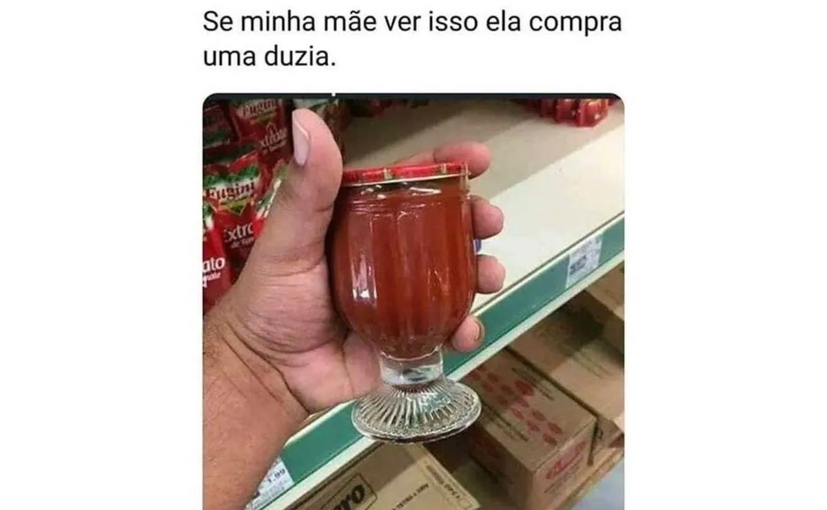 Imagem mostra um pote de molho de tomate no formato de taça.