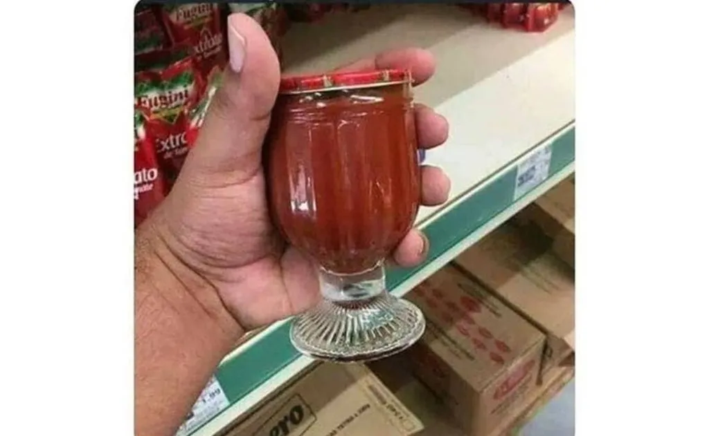 Imagem mostra um pote de molho de tomate no formato de taça.