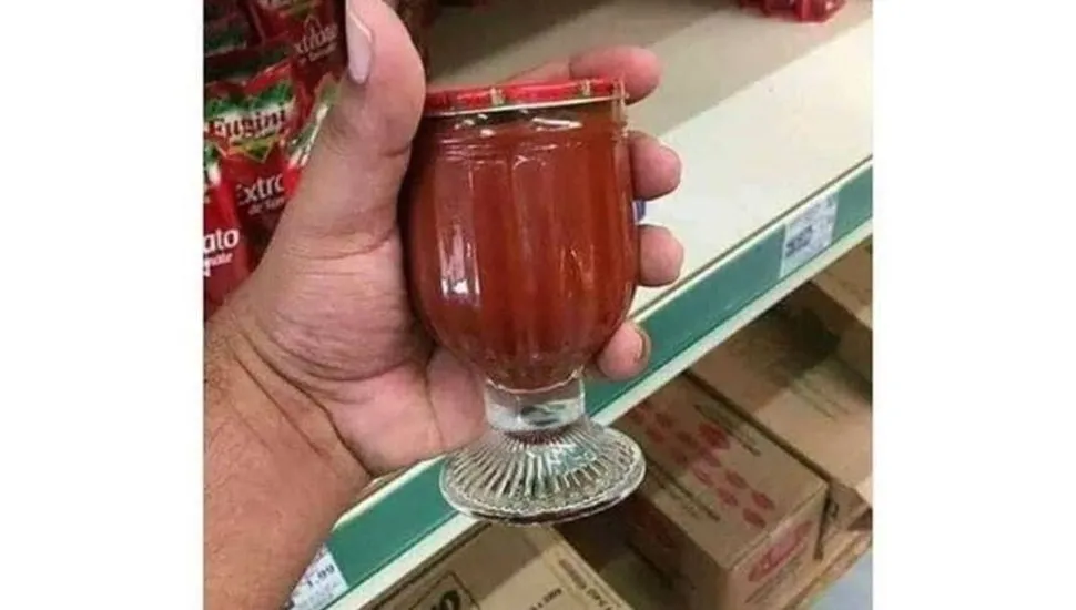 Imagem mostra um pote de molho de tomate no formato de taça.