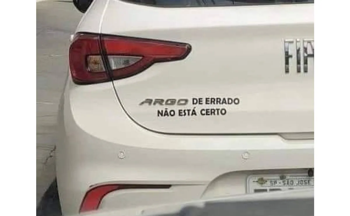 Imagem mostra um carro modelo Argo com a seguinte frase: "Argo de errado não está certo"