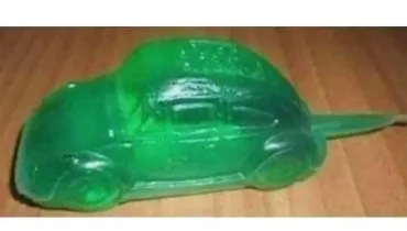 Imagem mostra uma embalagem no formato de fusca com um suco verde dentro.