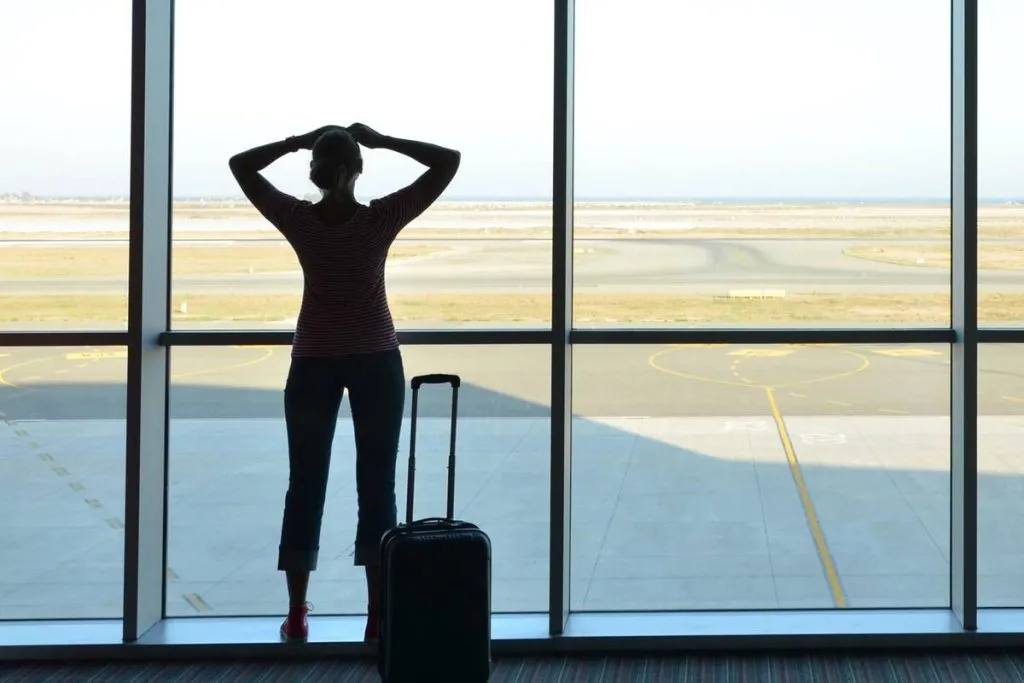 Imagem mostra uma mulher em um aeroporto.