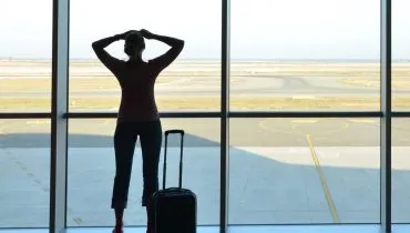 Imagem mostra uma mulher em um aeroporto.