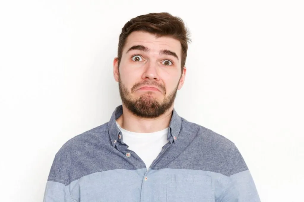 Imagem mostra um homem com cara de bobo