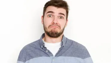 Imagem mostra um homem com cara de bobo