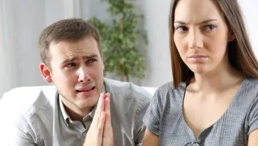 Imagem mostra um homem implorando algo para uma mulher emburrada.