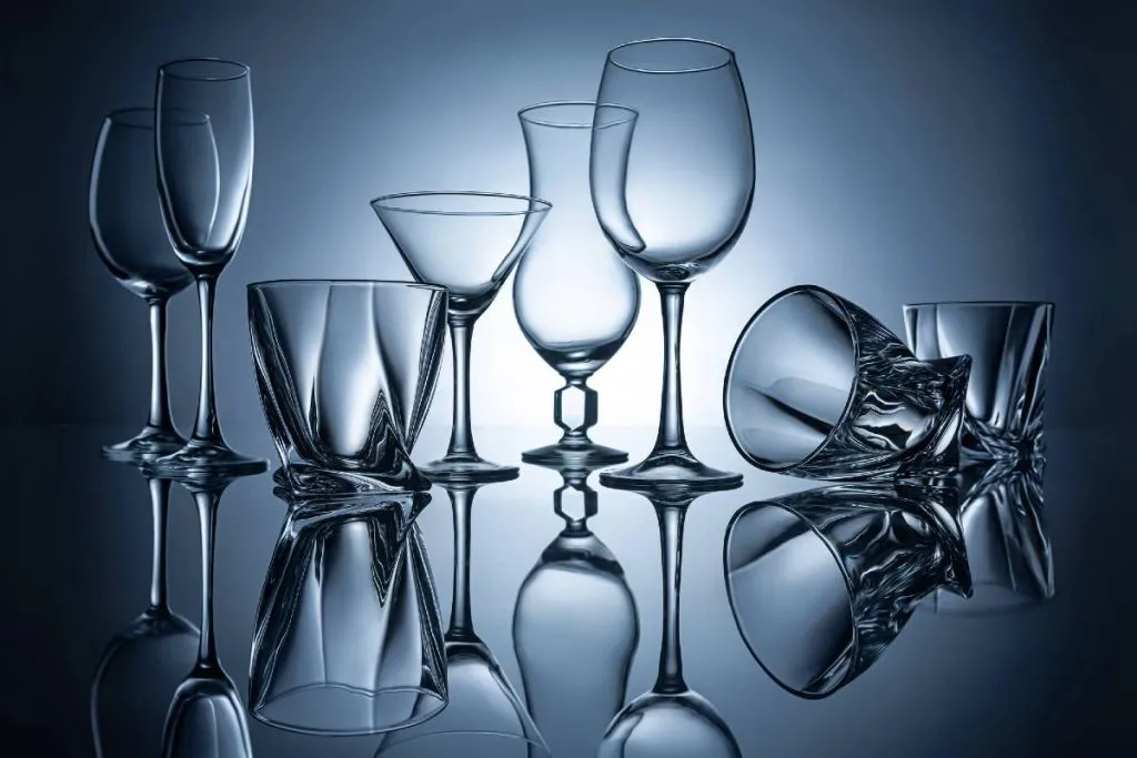 Imagem mostra vários tipos de taças para diferentes bebidas.