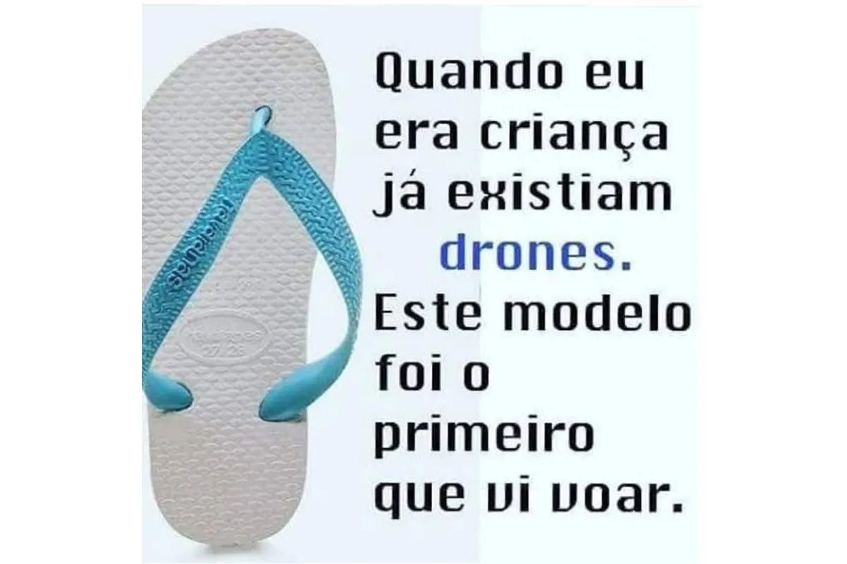 Imagem mostra um chinelo azul e branco com a mensagem: "Quando eu era criança já existiam drones. Esse modelo foi o primeiro que eu vi voar"