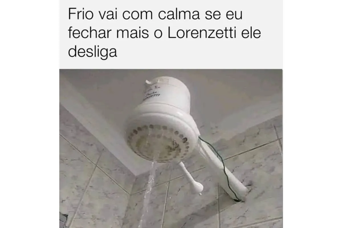 Imagem mostra um chuveiro elétrico com pouca água