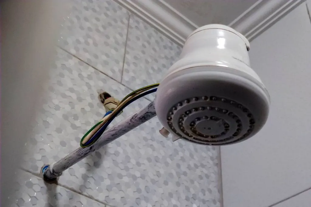 Imagem mostra um chuveiro elétrico