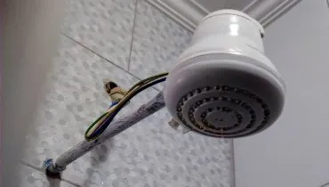Imagem mostra um chuveiro elétrico