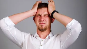 Imagem mostra um homem de camisa branca com as mãos na cabeça, claramente esquecendo de alguma coisa importante.