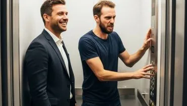 Imagem mostra dois homens em um elevador. Um deles está furioso apertando um botão.