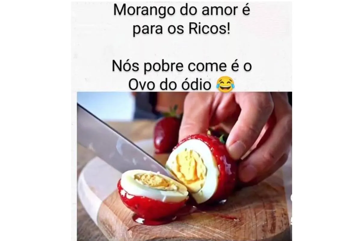 Imagem mostra o morando do amor de pobre: um ovo cozido cortado ao meio, mas com uma cobertura de cor vermelha, como se fosse um morango do amor.
