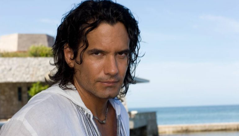 Foto: Mario Cimarro como Victor Manuel na novela mar de amor