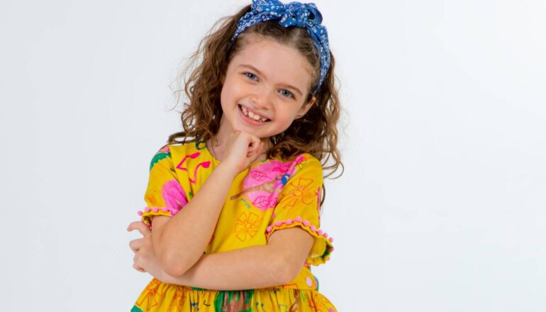 Mari Campolongo como Chloe em Poliana Moça