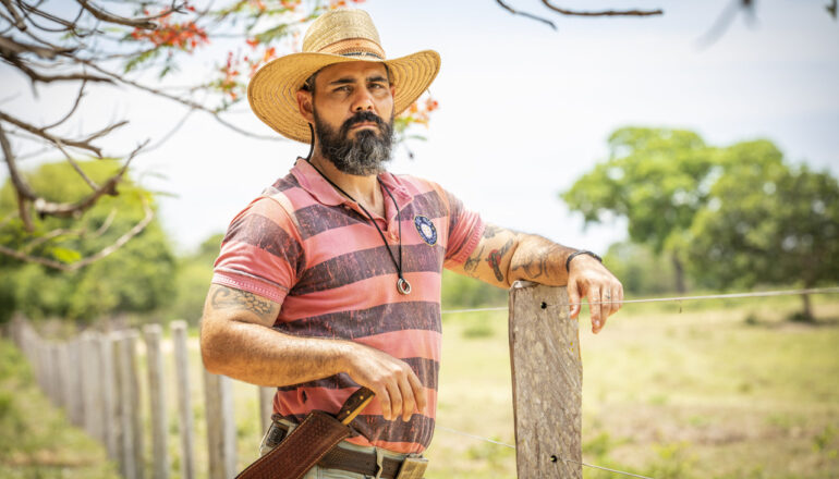 Novela 'Pantanal': Trindade surge para Alcides, faz alerta e deixa