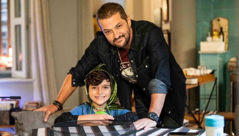 Moa (Marcelo Serrado) e Chiquinho (Guilherme Tavares) em Cara e Coragem