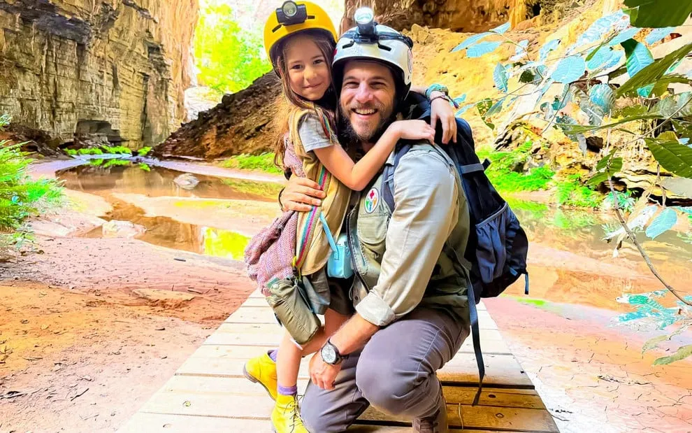 Elam Lima e Mel Summers interpretam Paulo e Anna, os protagonistas da novela A Caverna Encantada. Foto: Divulgação / SBT