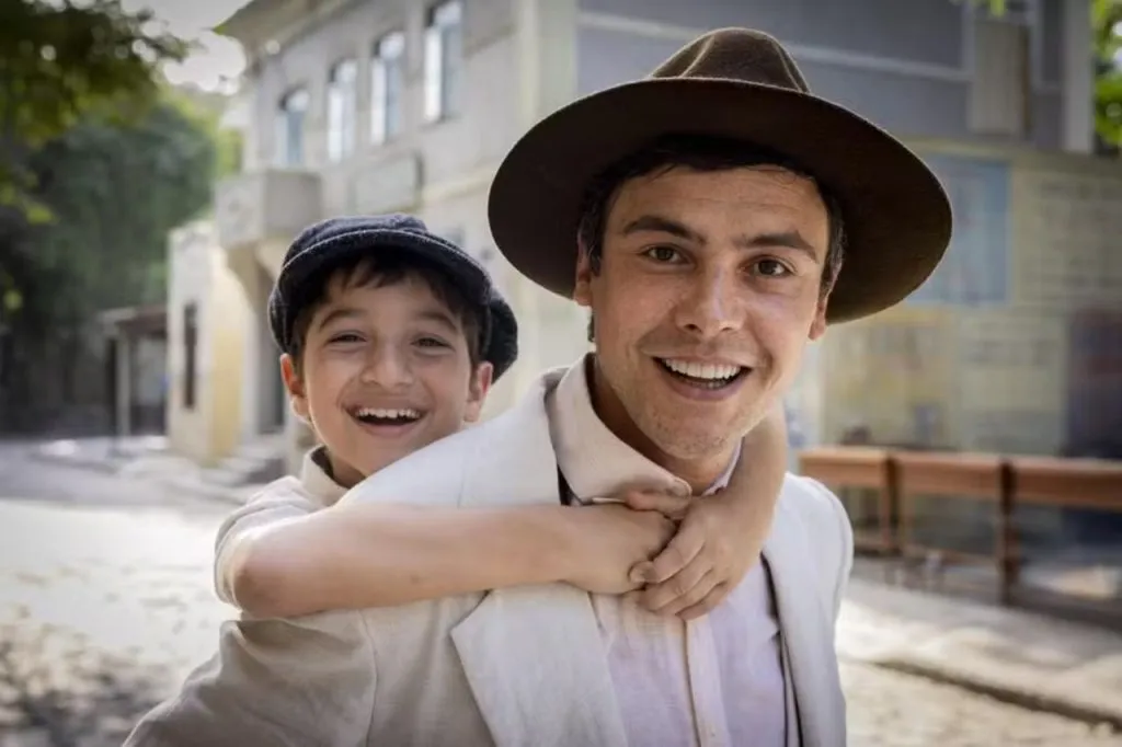 Candinho (Sergio Guizé) e Samir (Davi Malizia) em Êta Mundo Melhor! Foto: Divulgação/Globo