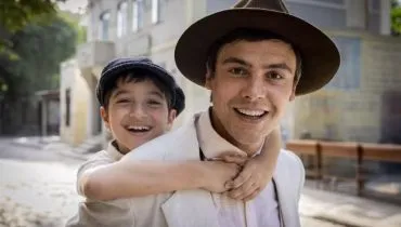 Candinho (Sergio Guizé) e Samir (Davi Malizia) em Êta Mundo Melhor! Foto: Divulgação/Globo