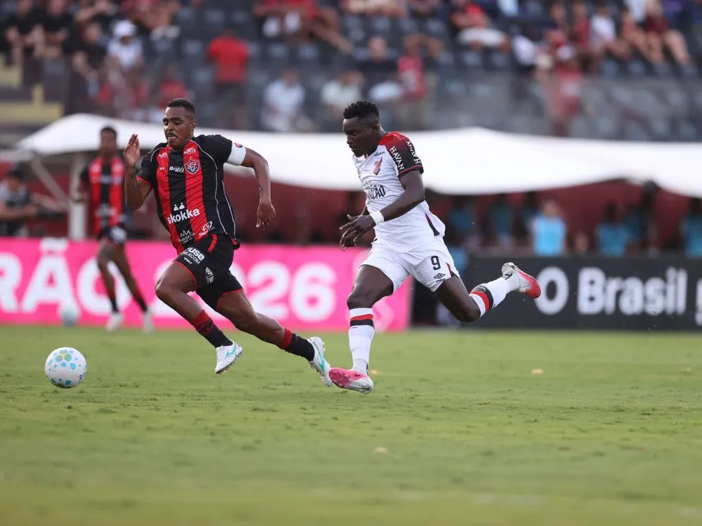 Lance da partida entre Athletico e Vitória, em Salvador, Bahia. Foto: Luis Miguel Ferreira/athletico.com.br