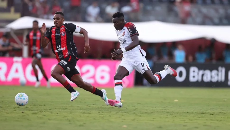 Lance da partida entre Athletico e Vitória, em Salvador, Bahia. Foto: Luis Miguel Ferreira/athletico.com.br