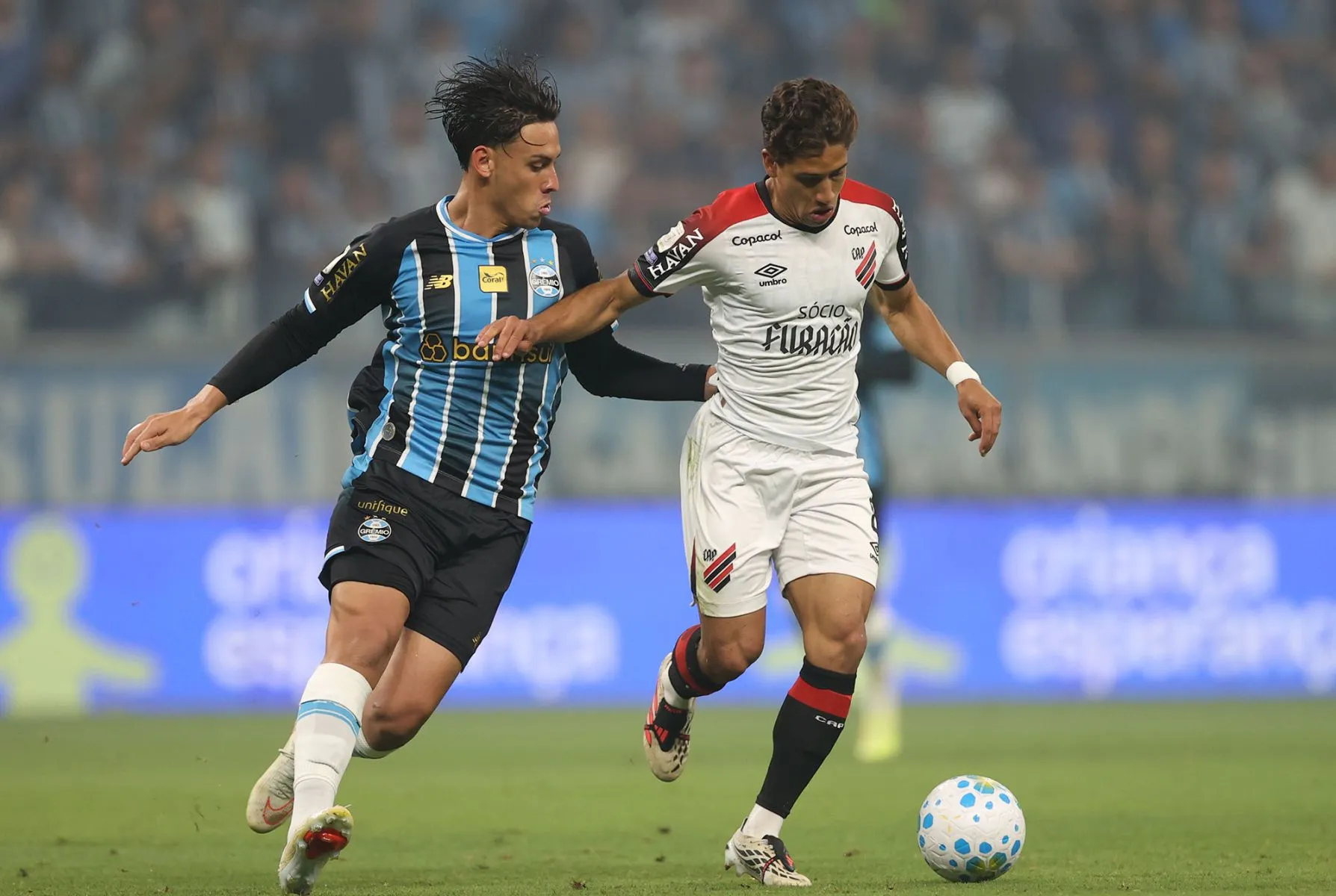 Chutou contra o gol do Athletico, a bola entra. Quem é o culpado?