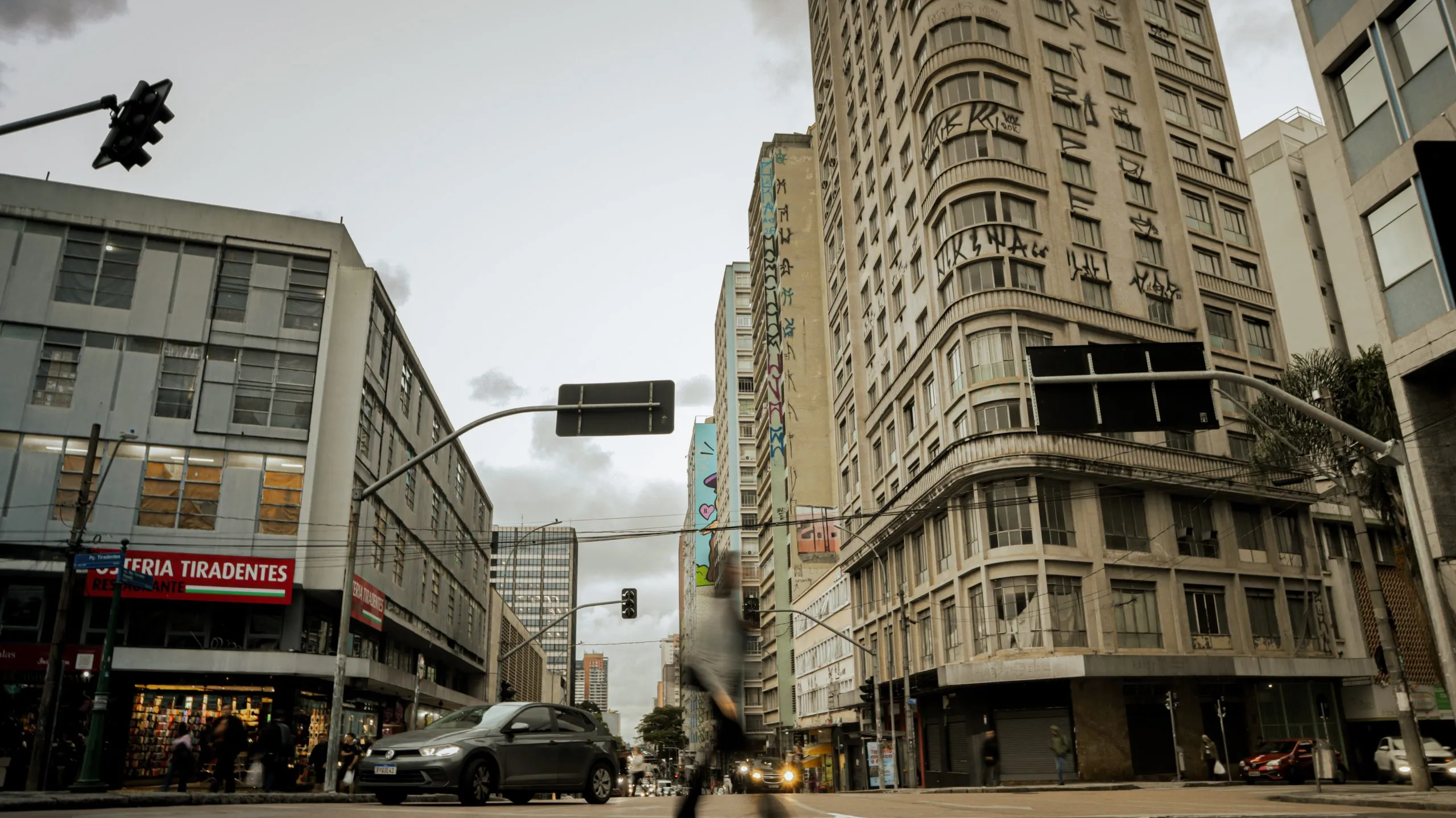 Prédio de Curitiba que lembra arranha-céu de Nova York já foi símbolo de luxo em 1950