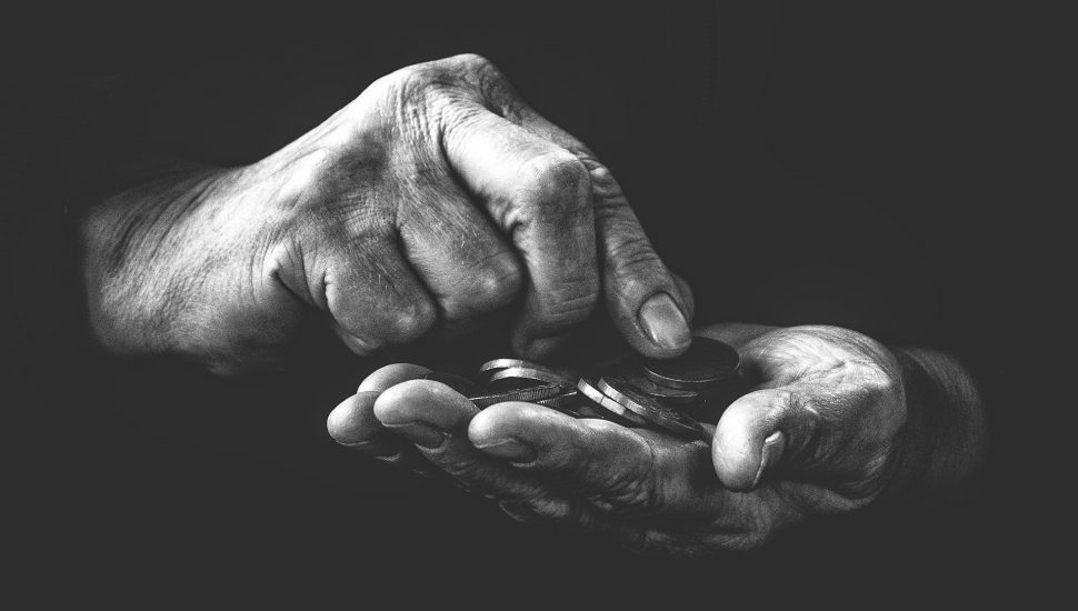 mãos com dinheiro