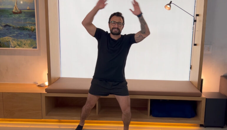 exercício para aliviar a dor no nervo ciatico polichinelo