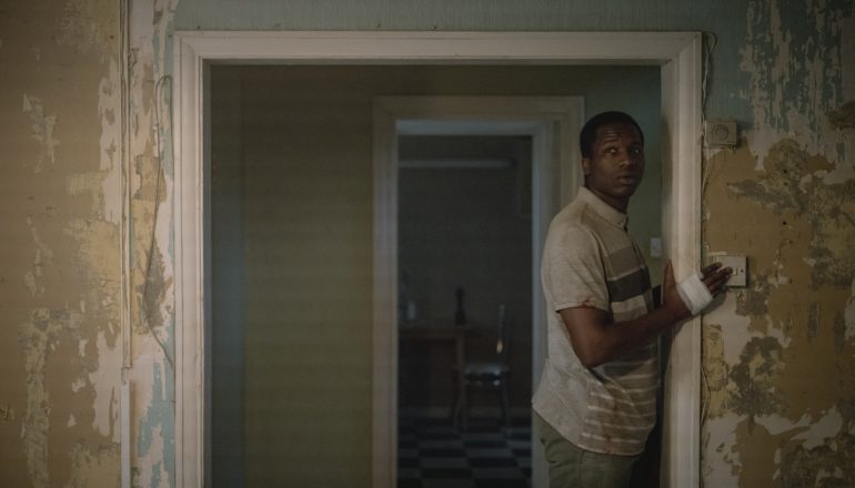 Cena do filme "O Que Ficou Para Trás" (His House)