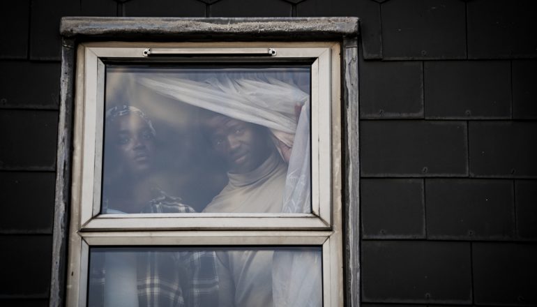 Cena do filme "O Que Ficou para Trás" (His House)