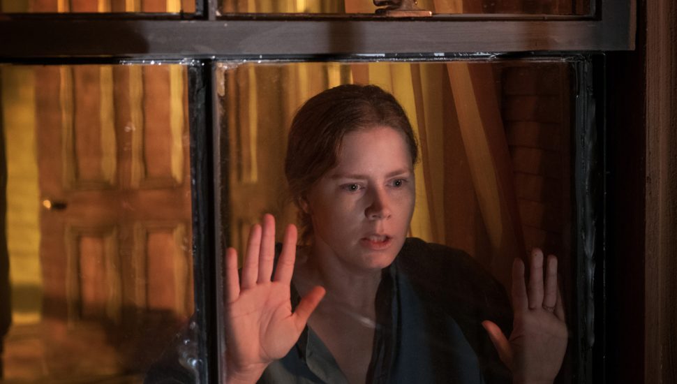 critica a mulher na janela