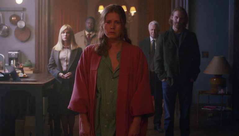 critica a mulher na janela