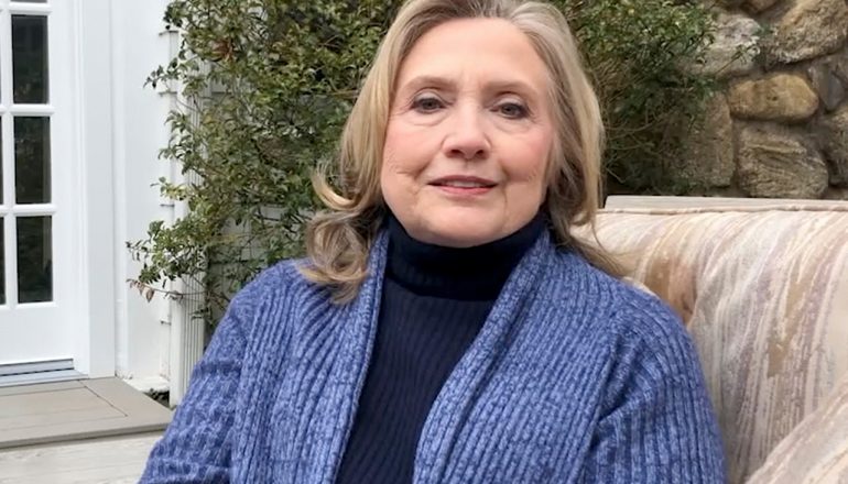 A ex-secretária do estado dos EUA Hillary Clinton aparece no especial do Borat