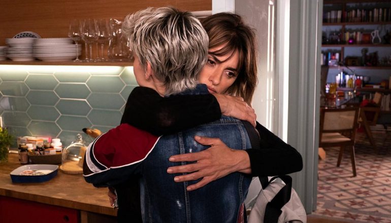 mães paralelas critica