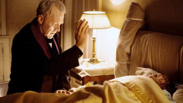 the exorcist believer novo filme o exorcista ganha posteres assustadores