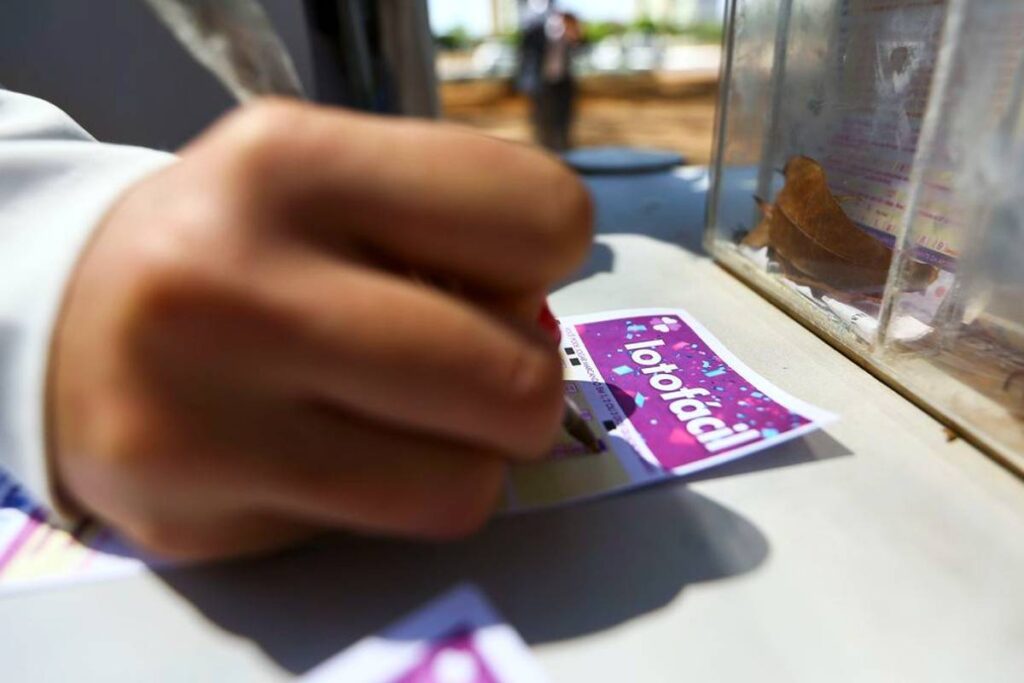 Apostador marca os números para jogar na Lotofácil.